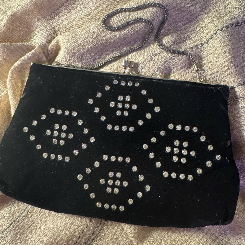 Vintage velvet purse with silver tone box link chain!